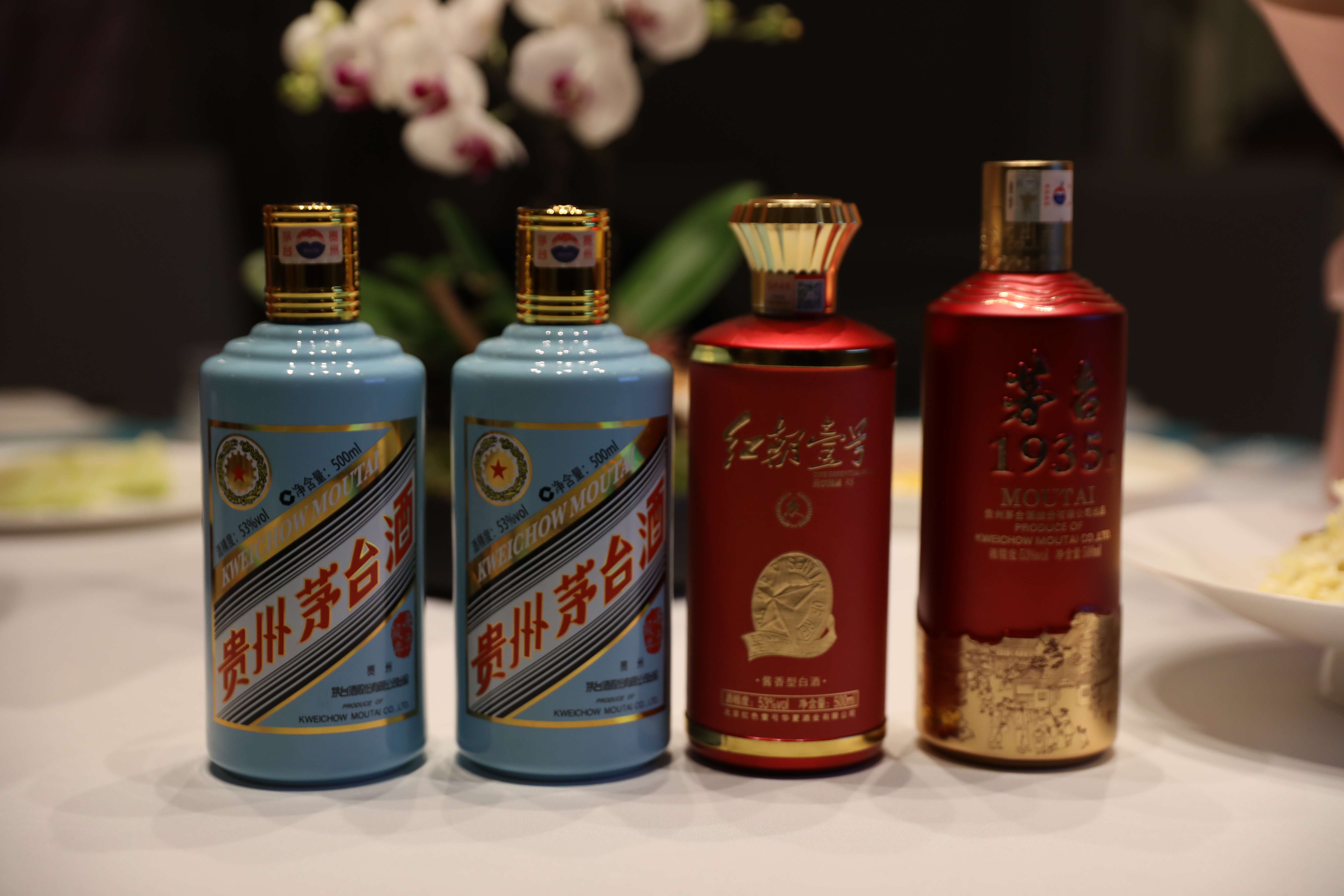 品酒师是怎么品白酒的？观色、闻香、尝味、定格，四步入门品鉴术(图1)