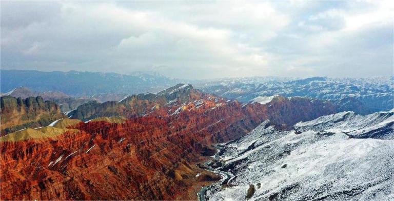 新疆昌吉：雪落丹霞 半山水墨半山诗1.jpg