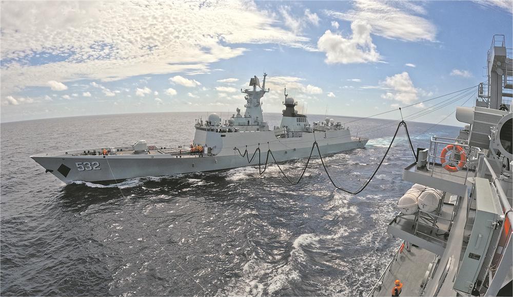 近日，中国海军第44批护航编队在前往亚丁湾、索马里海域途中顺利完成液货补给，这是该批护航编队起航以来首次进行海上补给。.jpg