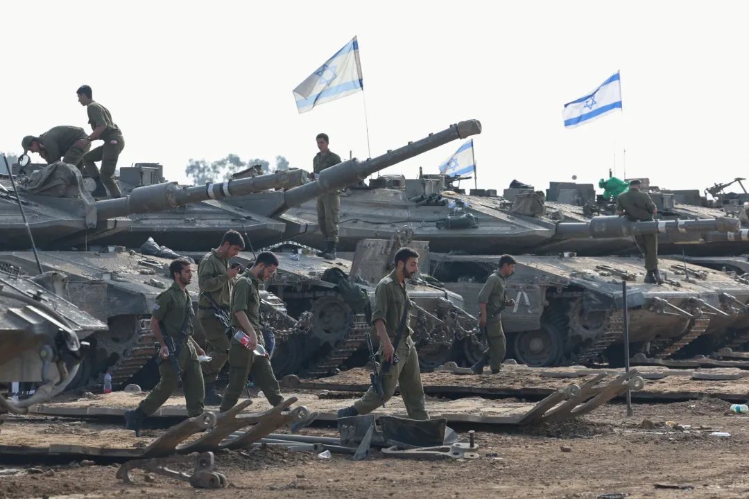 当地时间2024年1月1日，在以色列南部，以军士兵严阵以待.jpg