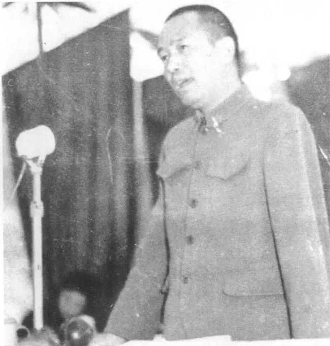 1958年，余秋里在青海冷湖油田职工大会上讲话.jpg