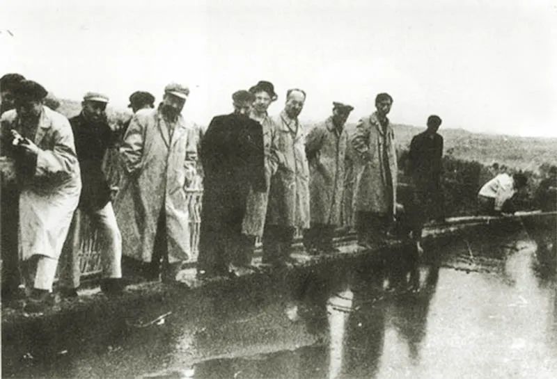 1958年，余秋里在四川川中地区观看油田喷油.jpg