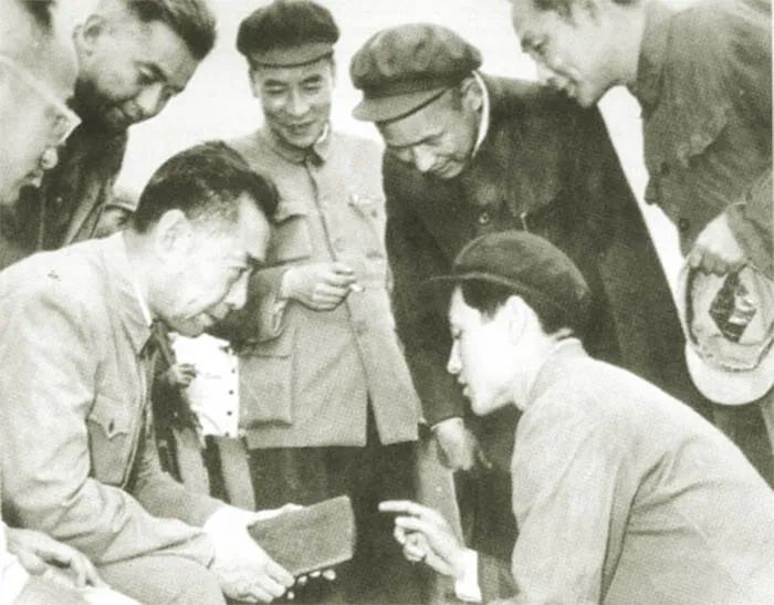 1962年，余秋里陪同周恩来视察大庆油田，了解地质情况.jpg