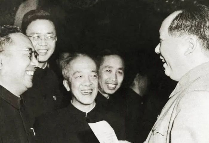 毛泽东与费孝通（左一）正在交谈.jpg