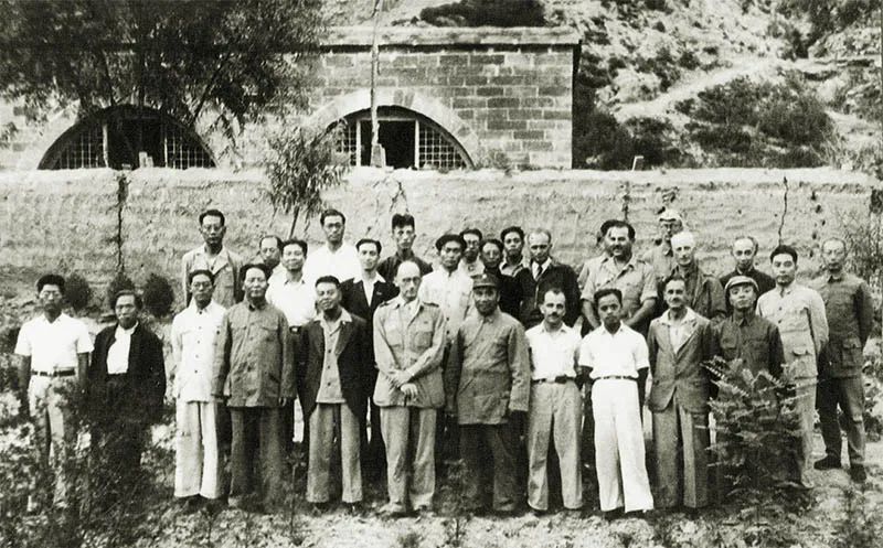 1944年6月，毛泽东、朱德在延安会见中外记者西北参观团并合影留念。朱德身后穿深色上衣者为赵超构.jpg
