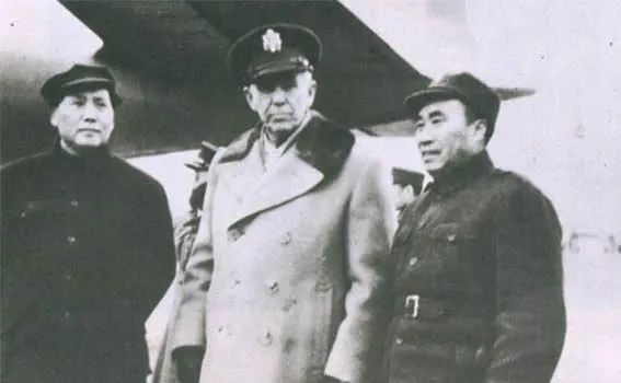 毛泽东、朱德与军事三人小组的马歇尔在延安机场合影.jpg