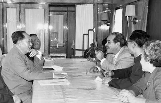 毛泽东在列车上与来访的古巴人民社会党中央总书记布拉斯·罗加.jpg