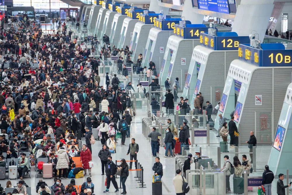 旅客在杭州东站候车大厅等待乘坐列车.jpg