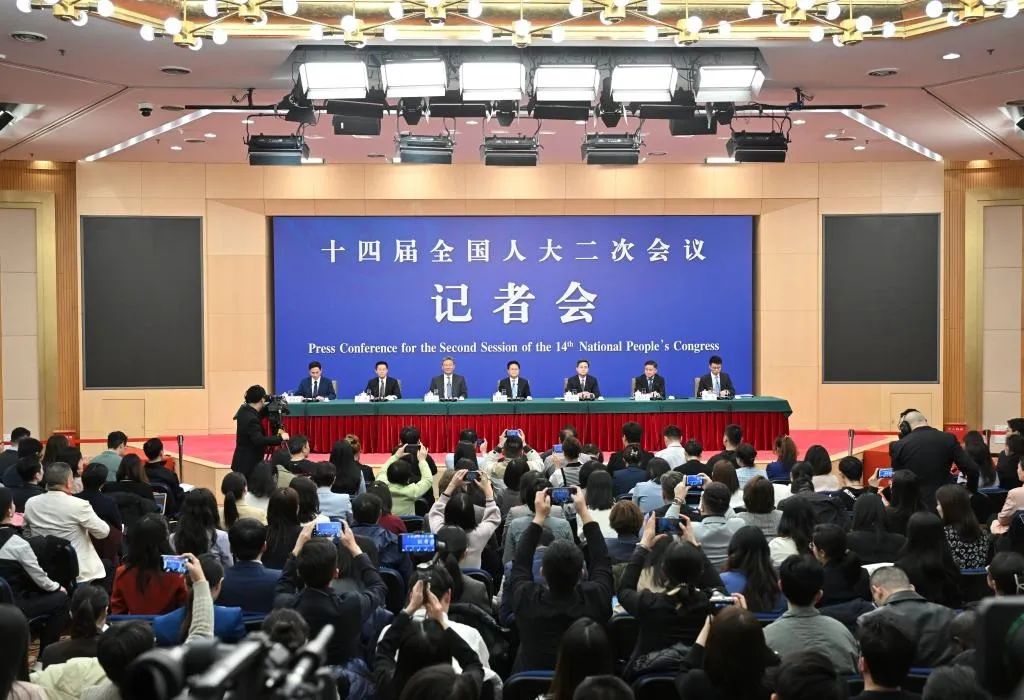 潘功胜行长在十四届全国人大二次会议经济主题记者会上答记者问.jpg