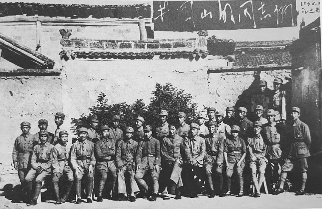 参加井冈山斗争的部分同志1938年在延安合影.jpg
