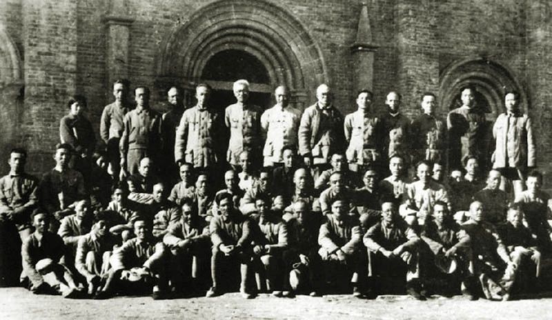 1938年9月，参加中国共产党扩大的六届六中全会与会代表合影.jpg