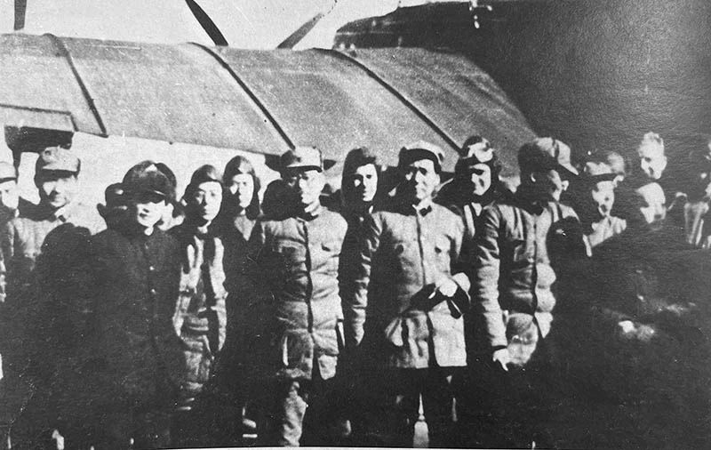 1937年11月，毛泽东等在机场欢迎王明、康生、陈云等从苏联回到延安.jpg
