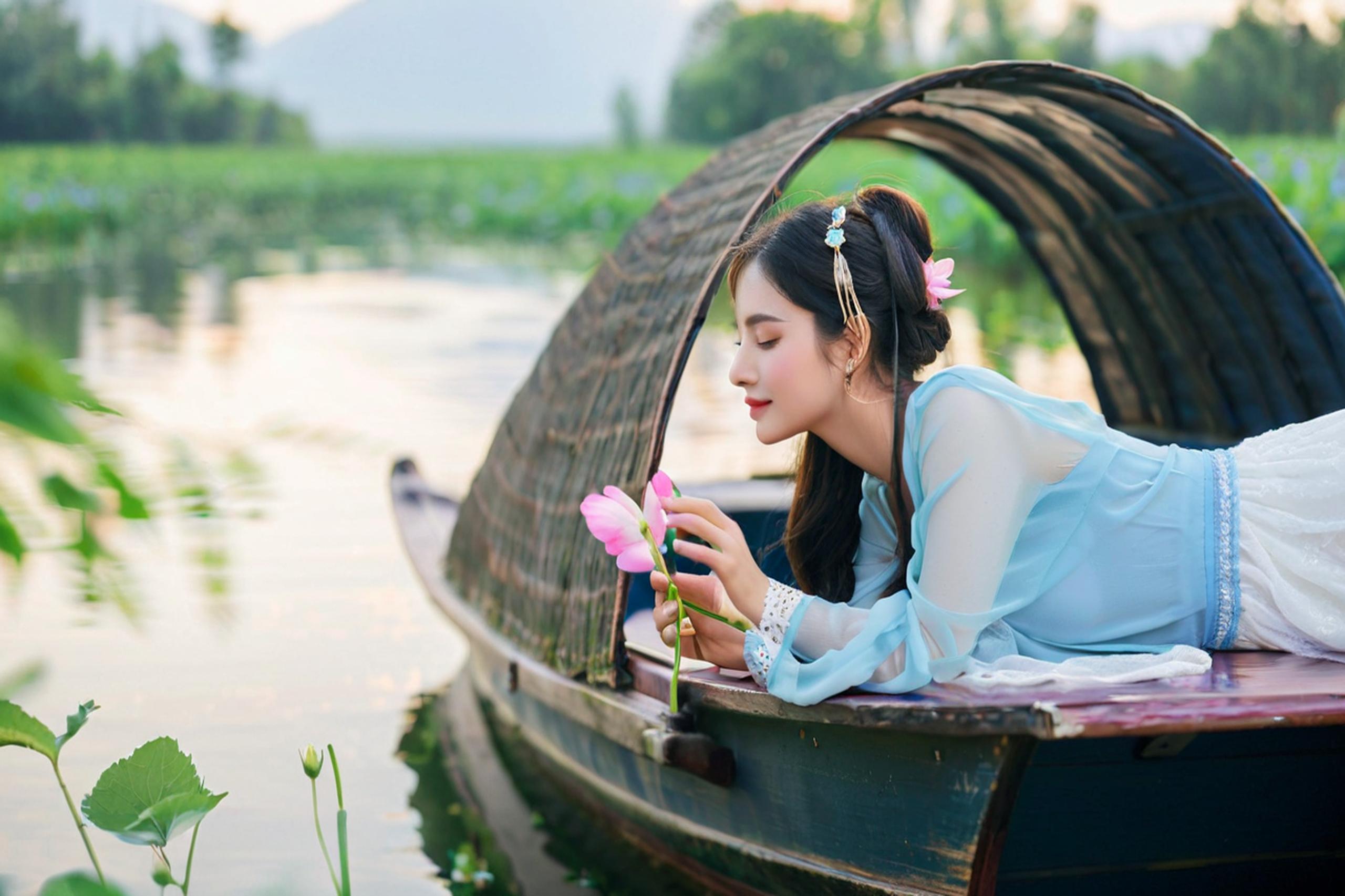 弄篙莫溅水，畏湿红莲衣.jpg