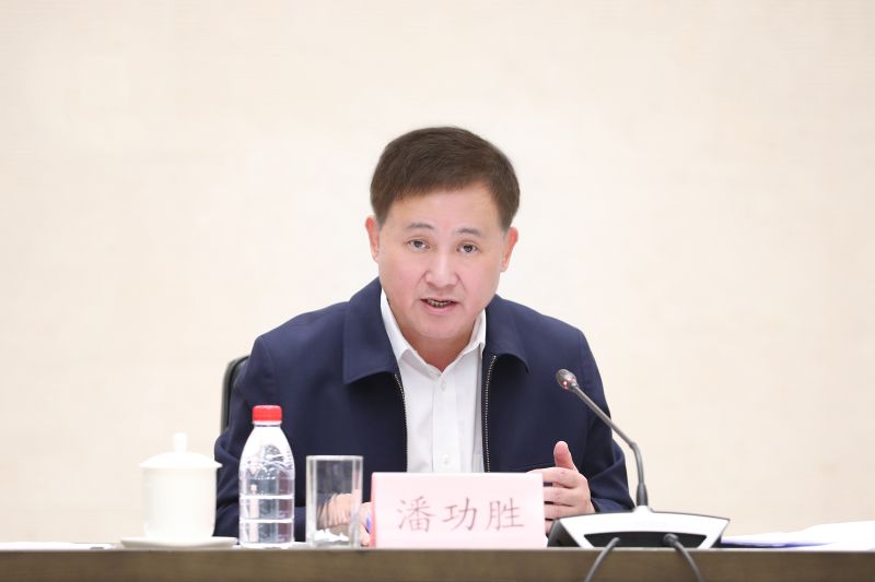 潘功胜1.jpg