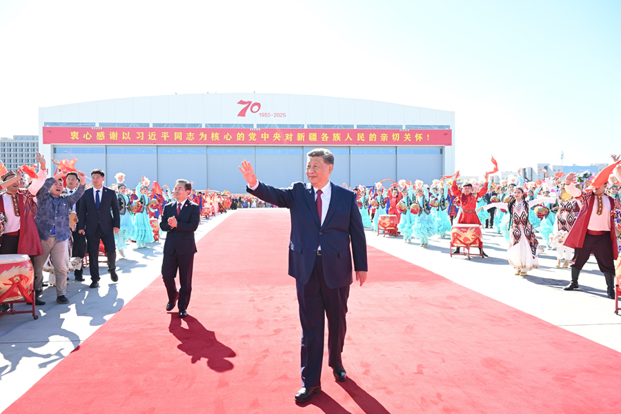 习近平在出席新疆维吾尔自治区成立70周年庆祝活动后返回北京.jpg