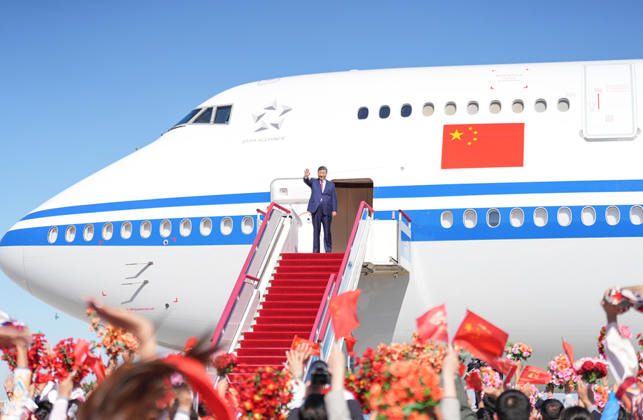 习近平在出席新疆维吾尔自治区成立70周年庆祝活动后返回北京2.jpg