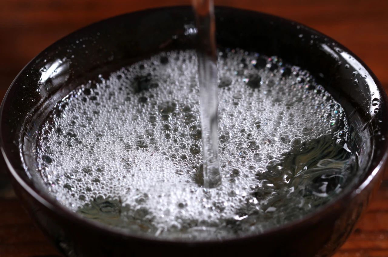 白酒倒酒酒花.jpg 白酒倒酒酒花.jpg