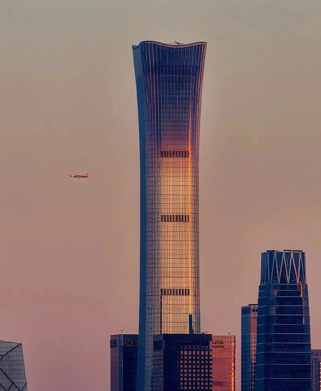 中国尊与飞机(图1)