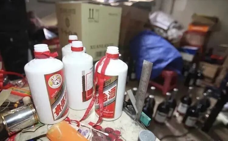酒造假，1瓶飞天倒酒缸，秒变50斤“茅台酒”，你敢喝吗(图7)