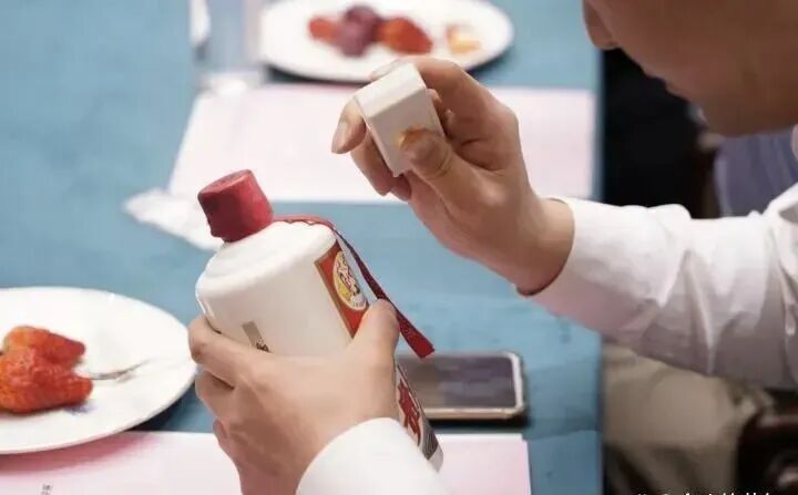 酒造假，1瓶飞天倒酒缸，秒变50斤“茅台酒”，你敢喝吗(图8)