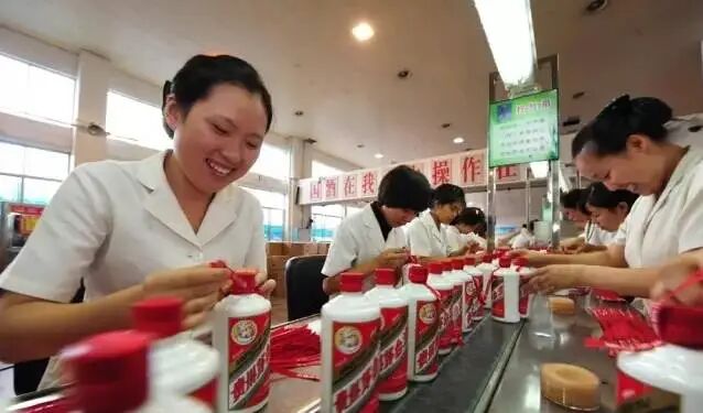酒造假，1瓶飞天倒酒缸，秒变50斤“茅台酒”，你敢喝吗(图13)