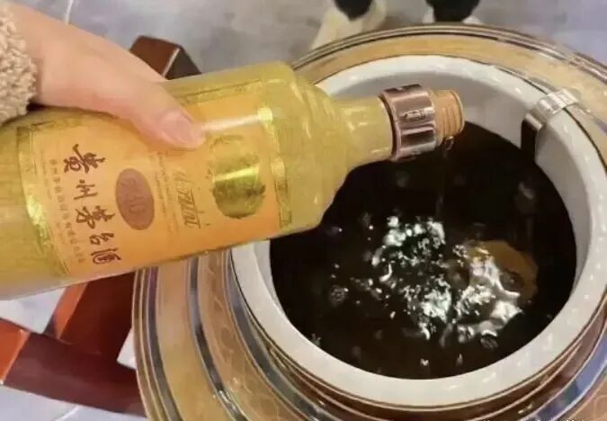 酒造假，1瓶飞天倒酒缸，秒变50斤“茅台酒”，你敢喝吗(图4)