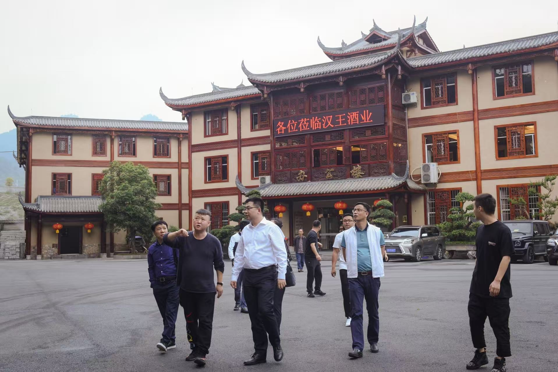 酱香型"堆积发酵"这步做不好，整批酒直接废掉(图1)