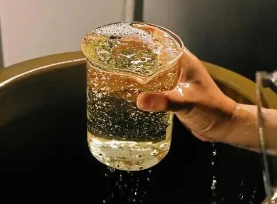 酱香酒为什么微微发黄？这种“岁月痕迹”到底是品质象征还是人为陷阱？(图2)