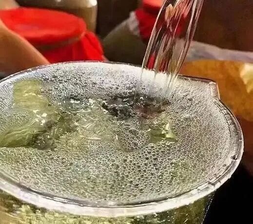 酱香酒为什么微微发黄？这种“岁月痕迹”到底是品质象征还是人为陷阱？(图3)