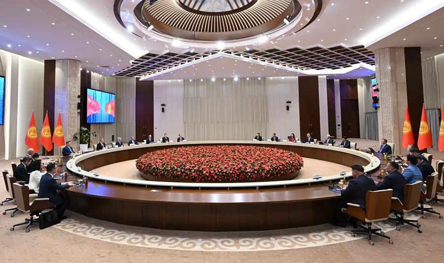 习近平同吉尔吉斯斯坦总统扎帕罗夫会谈(图4)