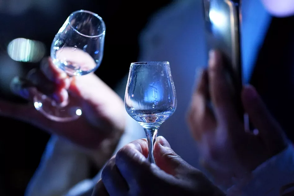 白酒碰杯1.png 瘦人比胖人更容易喝醉?真相可能和你想的完全相反(图4)