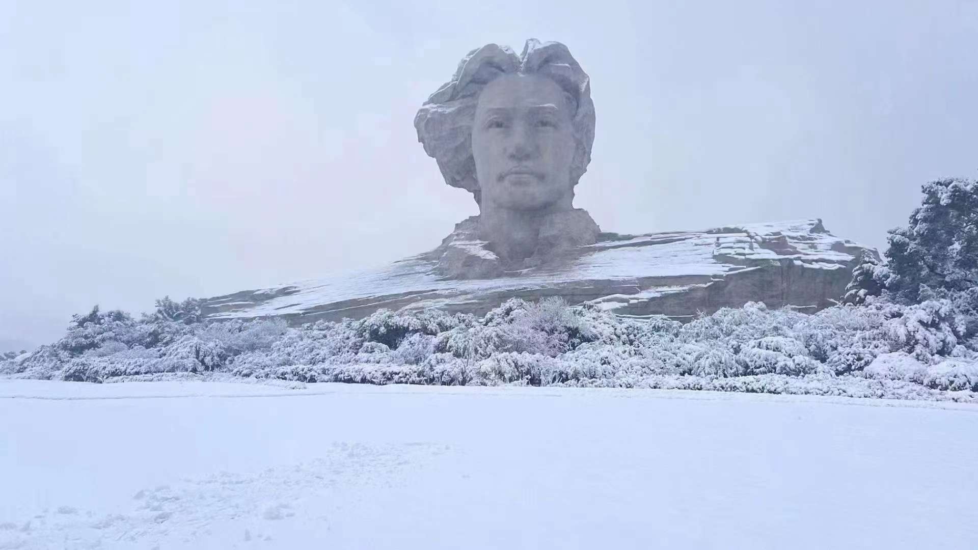 长沙雪中毛主席雕像傲然挺立.jpg 今天,我们一起缅怀伟人毛泽东!(图17)