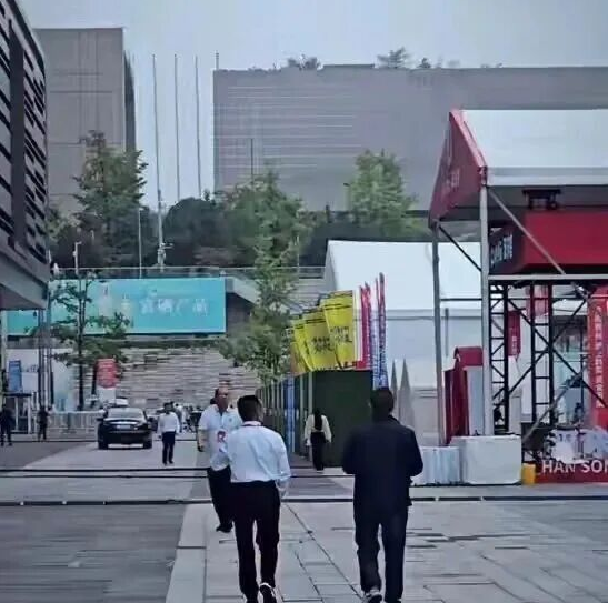原茅台董事长张德芹现身贵州酒博会！(图1)