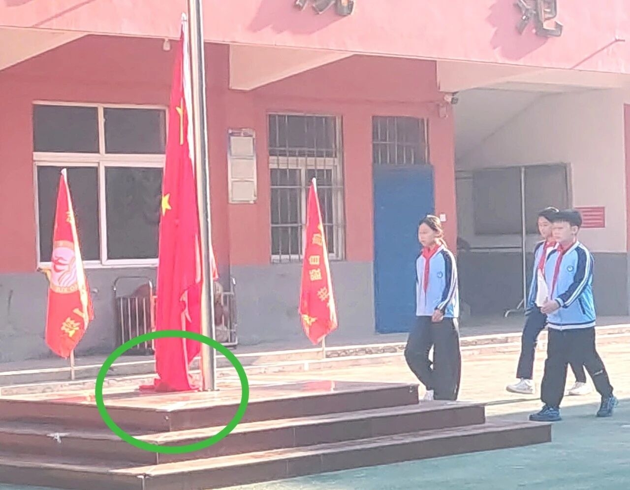 国旗不能落地(图1)