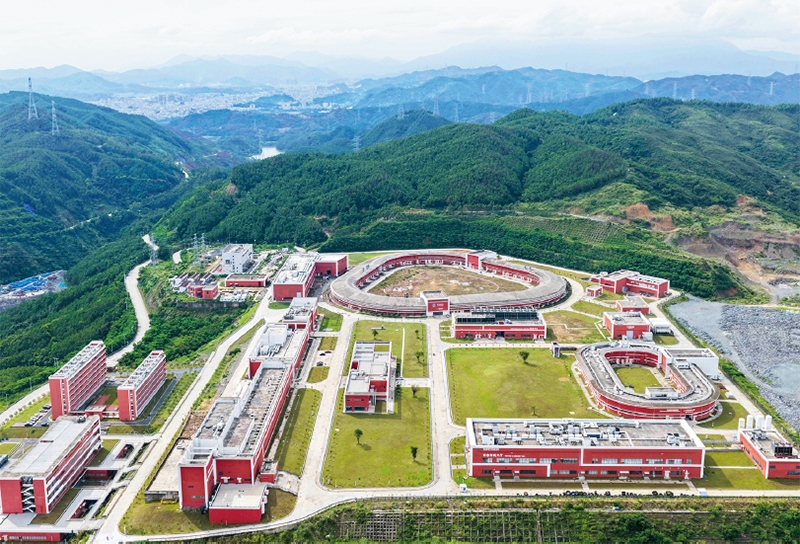 广东省惠州市的国家重大科技基础设施建设项目——强流重离子加速器装置.jpg 《求是》杂志发表习近平总书记重要文章《在加强基础研究座谈会上的讲话》(图2)