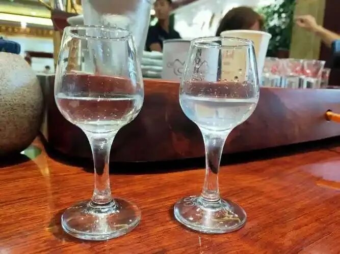 加水变浑浊就是纯粮酱酒？这个方法到底靠不靠谱(图2)