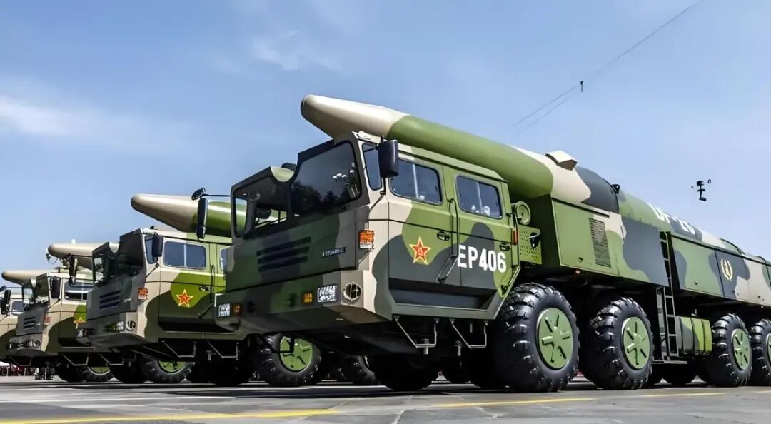 5.7万美日兵力压来，解放军黄海封海47天！辽宁舰前出石垣岛以南，东风-26连夜拉动(图6)