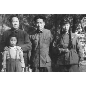 毛岸英赴朝鲜前，主席带着江青、李讷与他合影，刘思齐陪在身边
