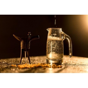 富不踏三地，穷不近两人；饿死不耕丈人田，渴死不饮无名酒