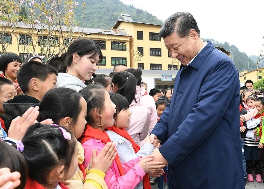 习近平和孩子们在一起.jpg 习近平:“要做到全村最好的房子是学校”(图3)
